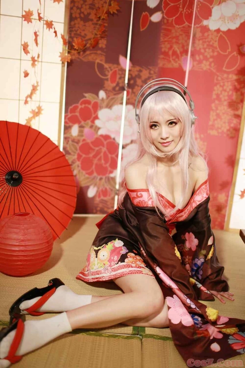 和服旗袍大长腿配上现代化耳机是不是很带感