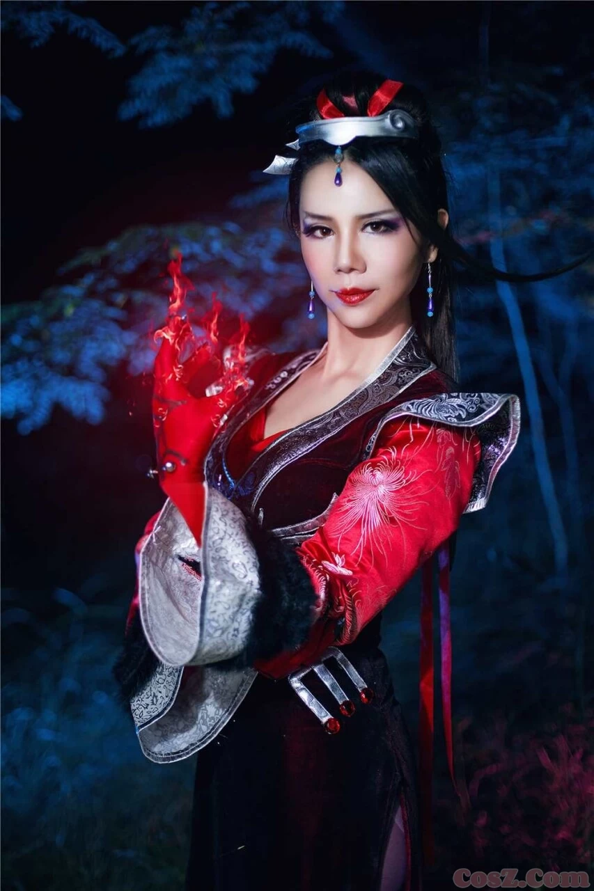 红衣妖女狐狸红魔美少女来袭愿意做她的午餐么？