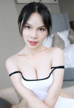 童颜美胸小纯子纯白制服诱惑动人图片大全