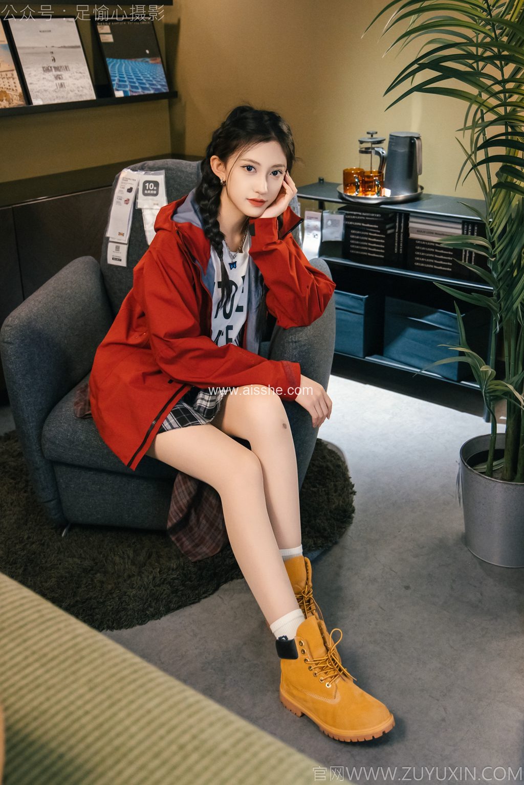 足愉心摄影-第15期：模特可乐（搭配：红色夹克、白T、短裙、马丁靴、肉丝色袜、白棉袜）（完整版）