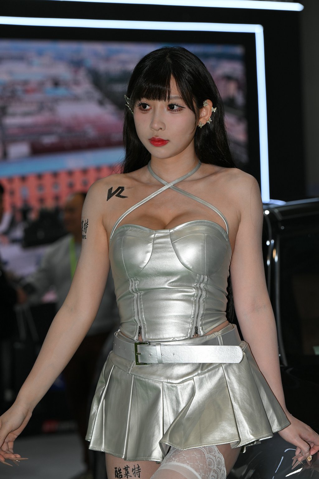 精选街拍作品 NO.2543 白丝吊带裙车模