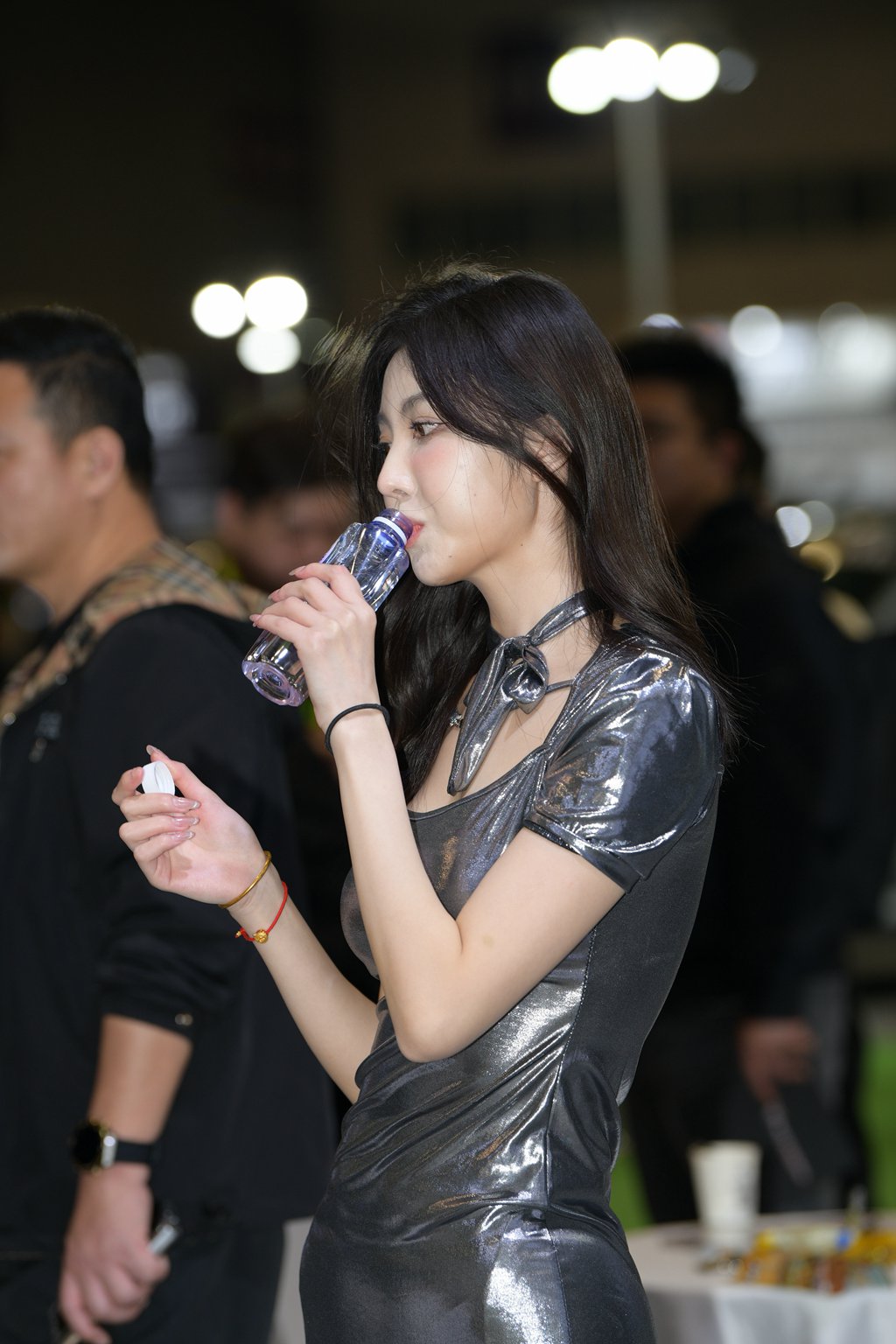 精选街拍作品 NO.2525 甜美银色连衣裙