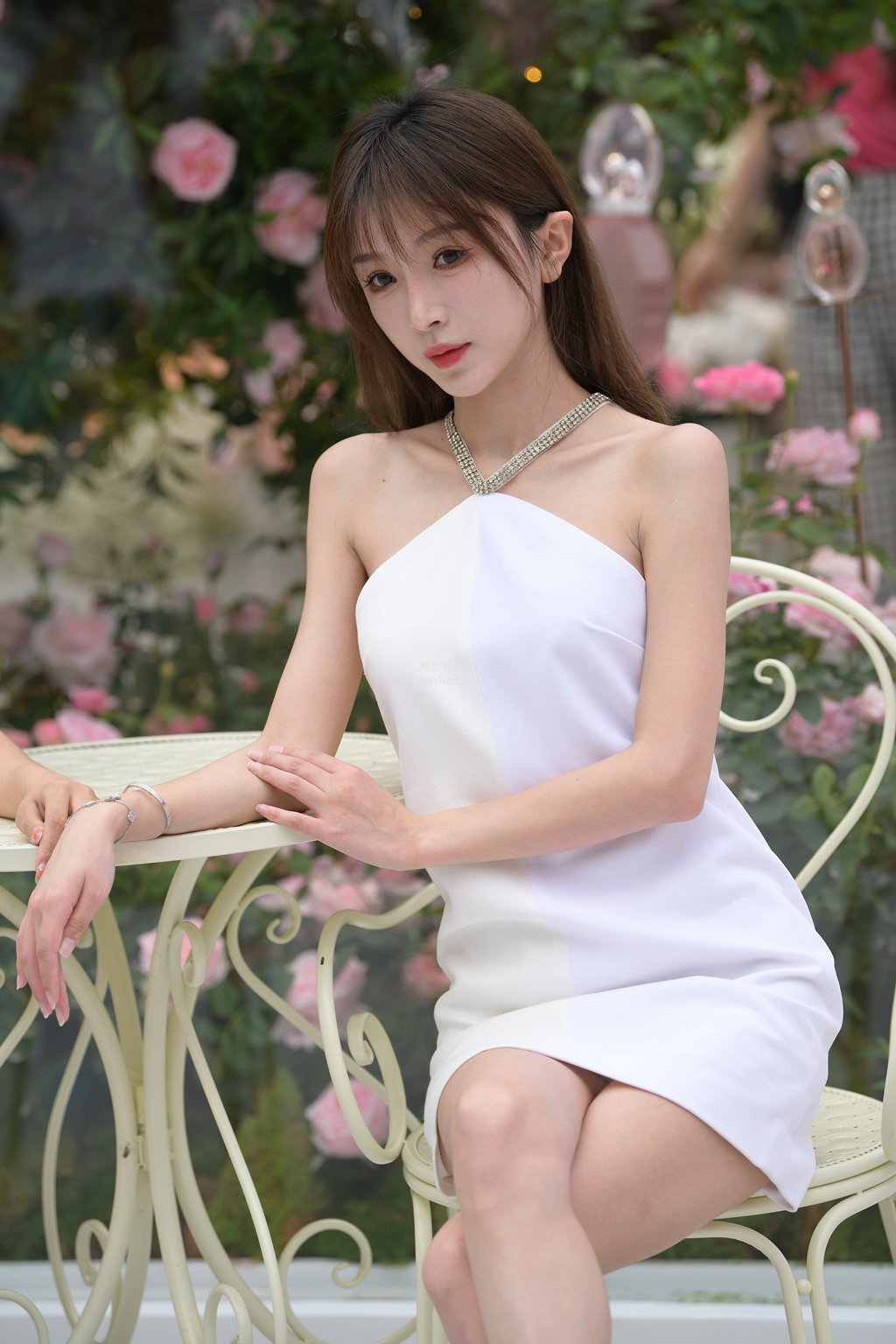 精选街拍作品 NO.2438 甜美白色连衣裙