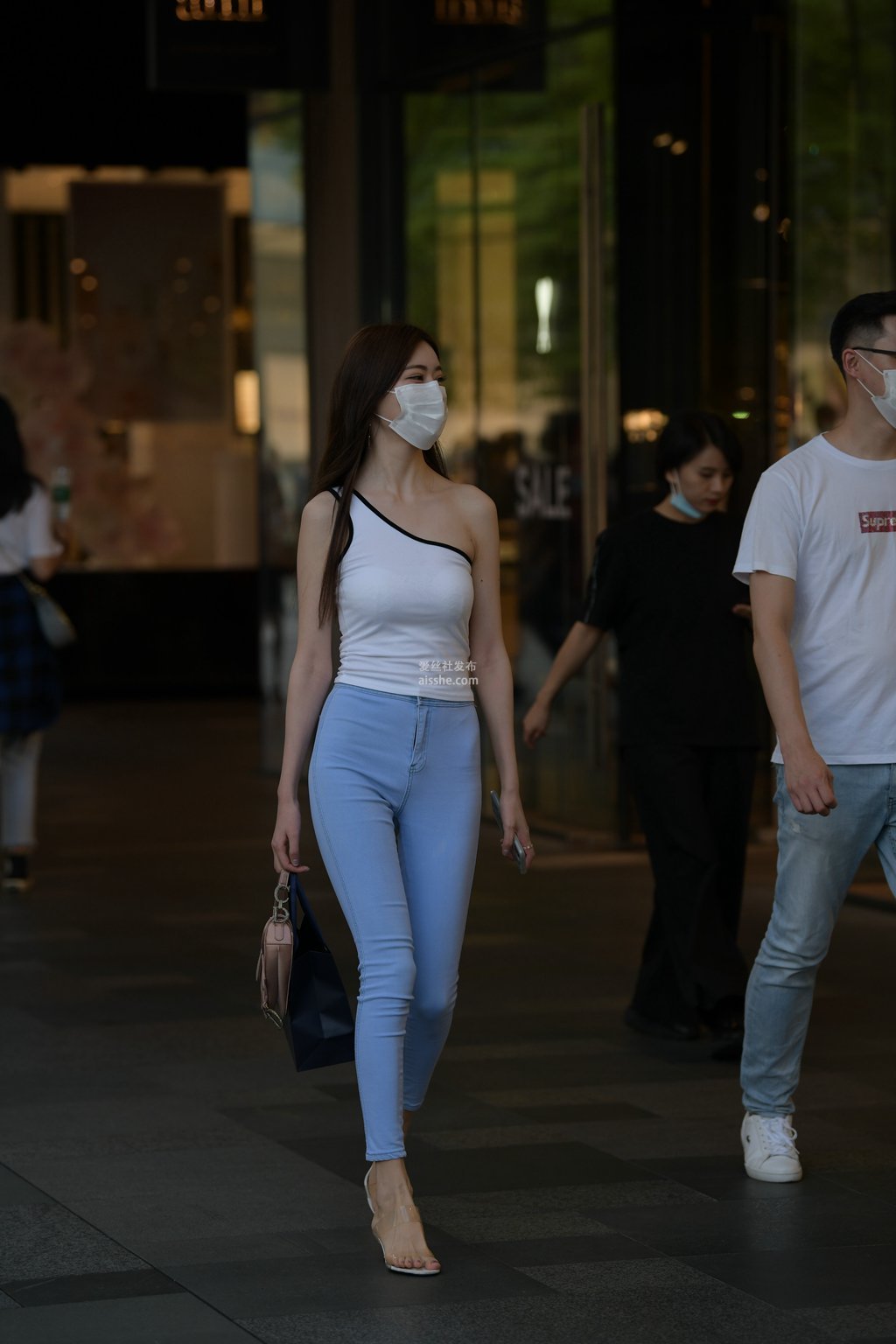 精选街拍作品 NO.2434 青春浅蓝搭配白色