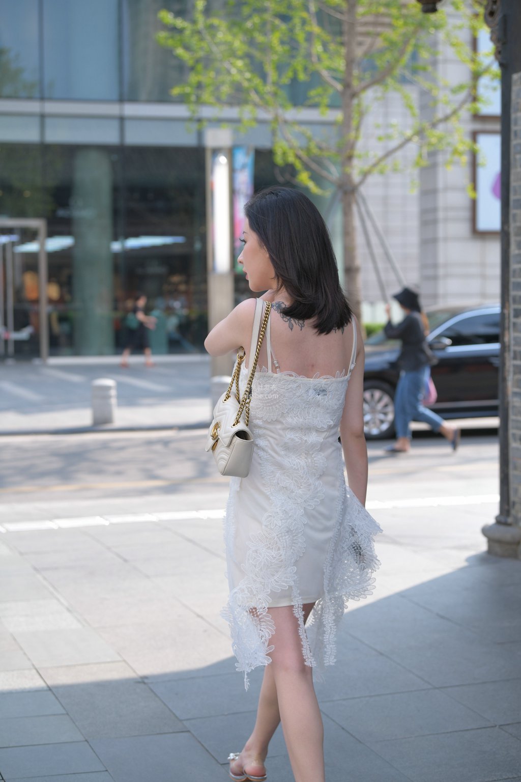 精选街拍作品 NO.2351 甜美白色连衣裙