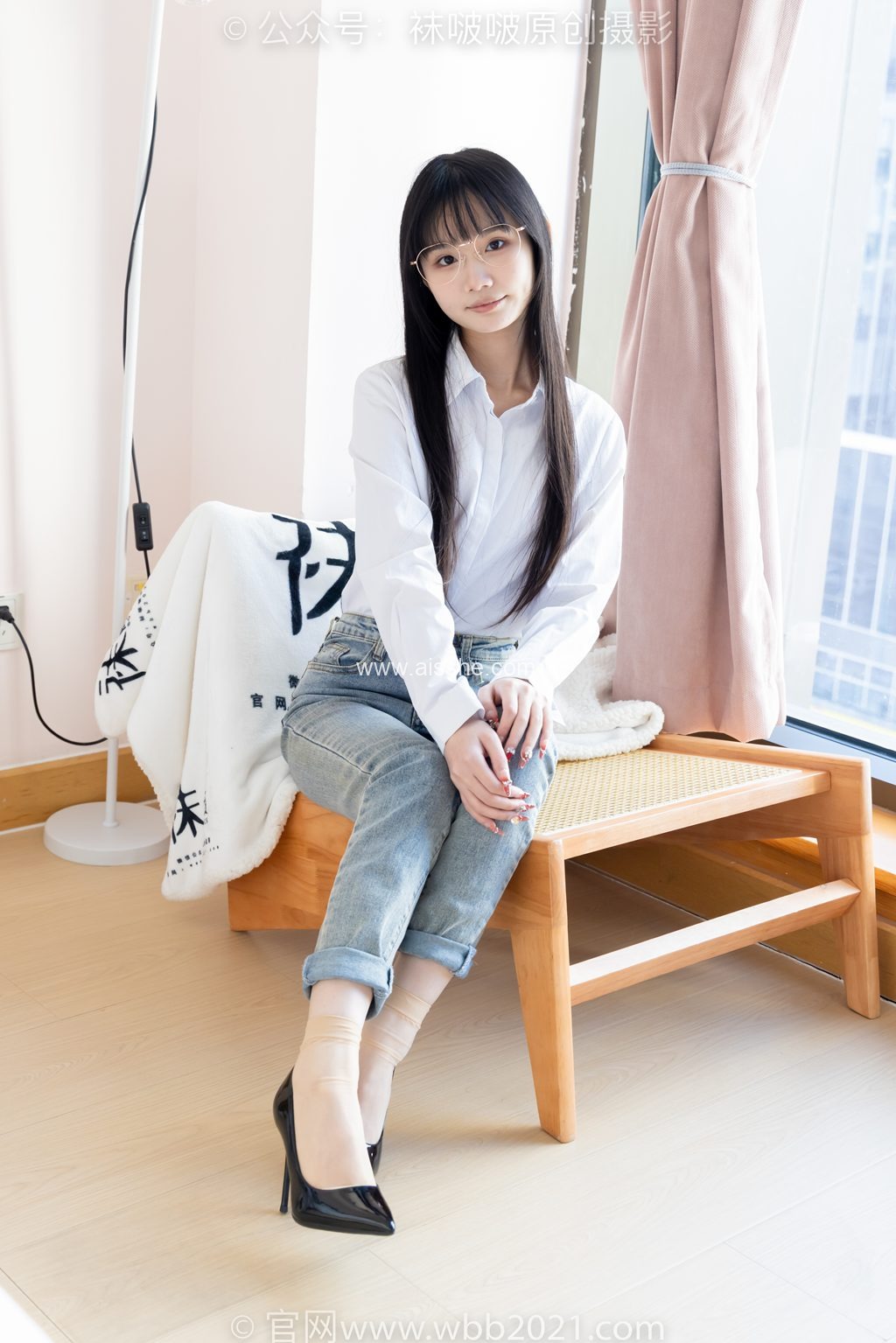 [BoBoSocks袜啵啵] NO.559 甜甜圈-高跟鞋、短肉丝、垫脚半蹲半脱袜子剧情